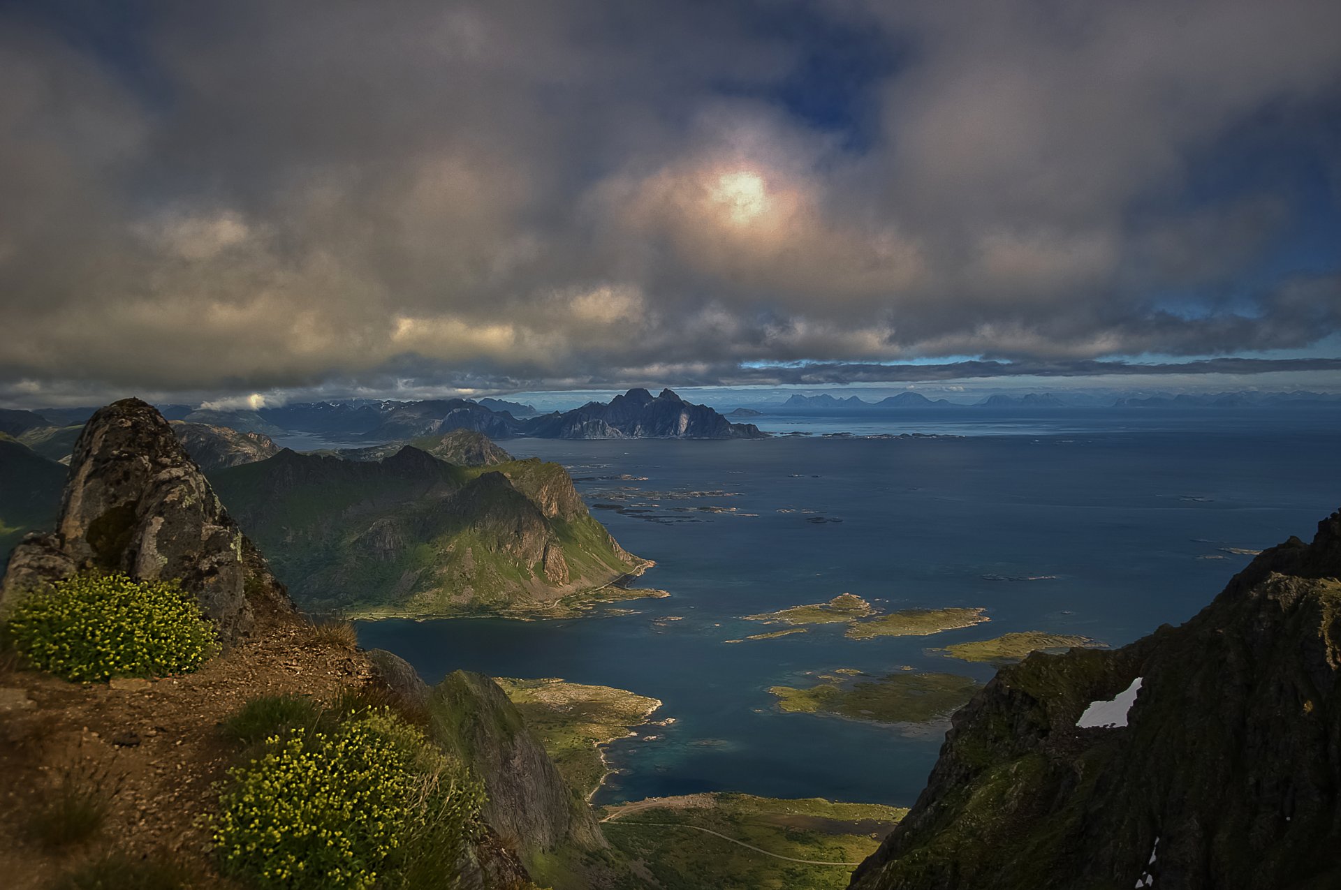 mar rocas flores nubes sol