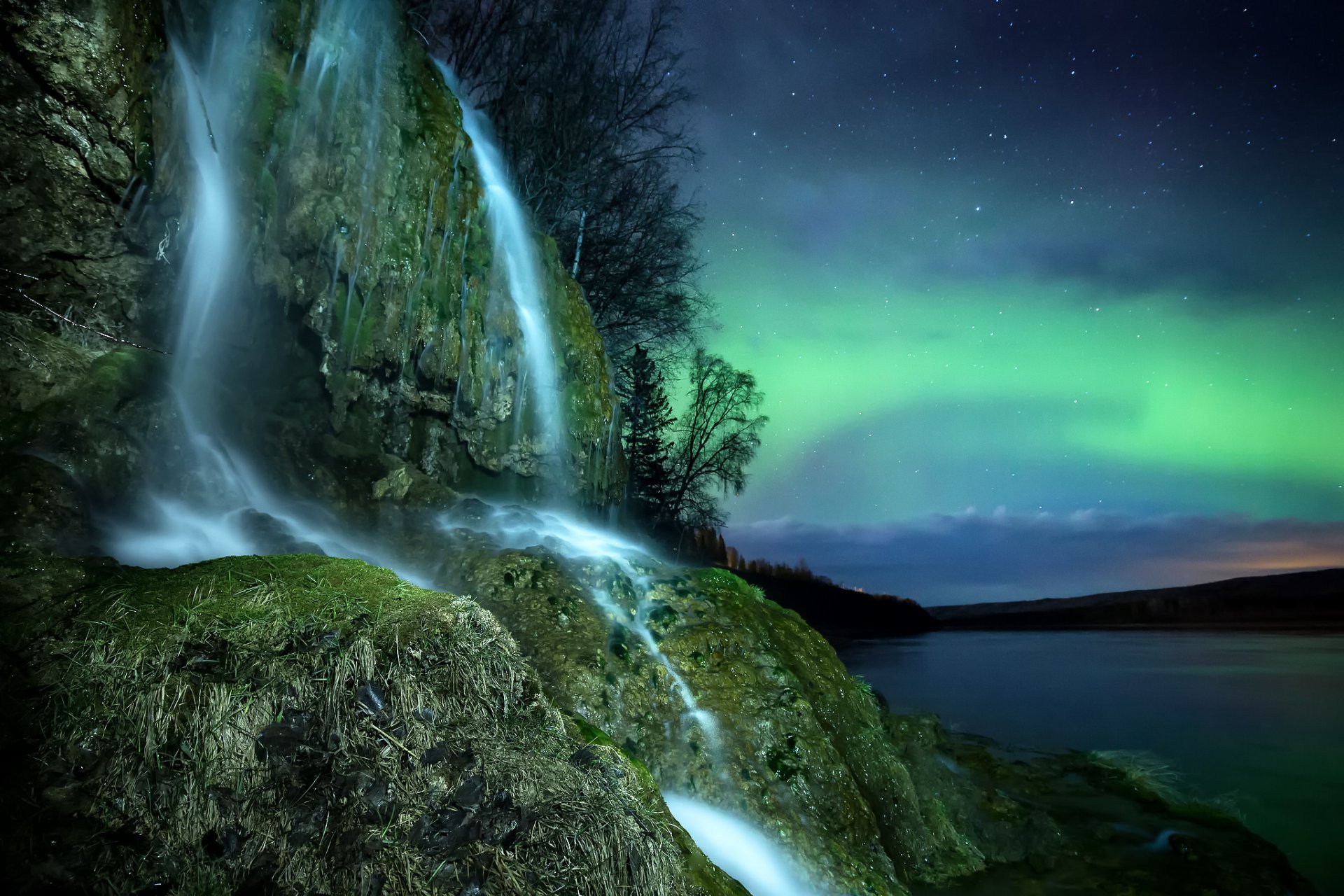aurora boreal noche cielo estrellas río roca cascada árboles naturaleza