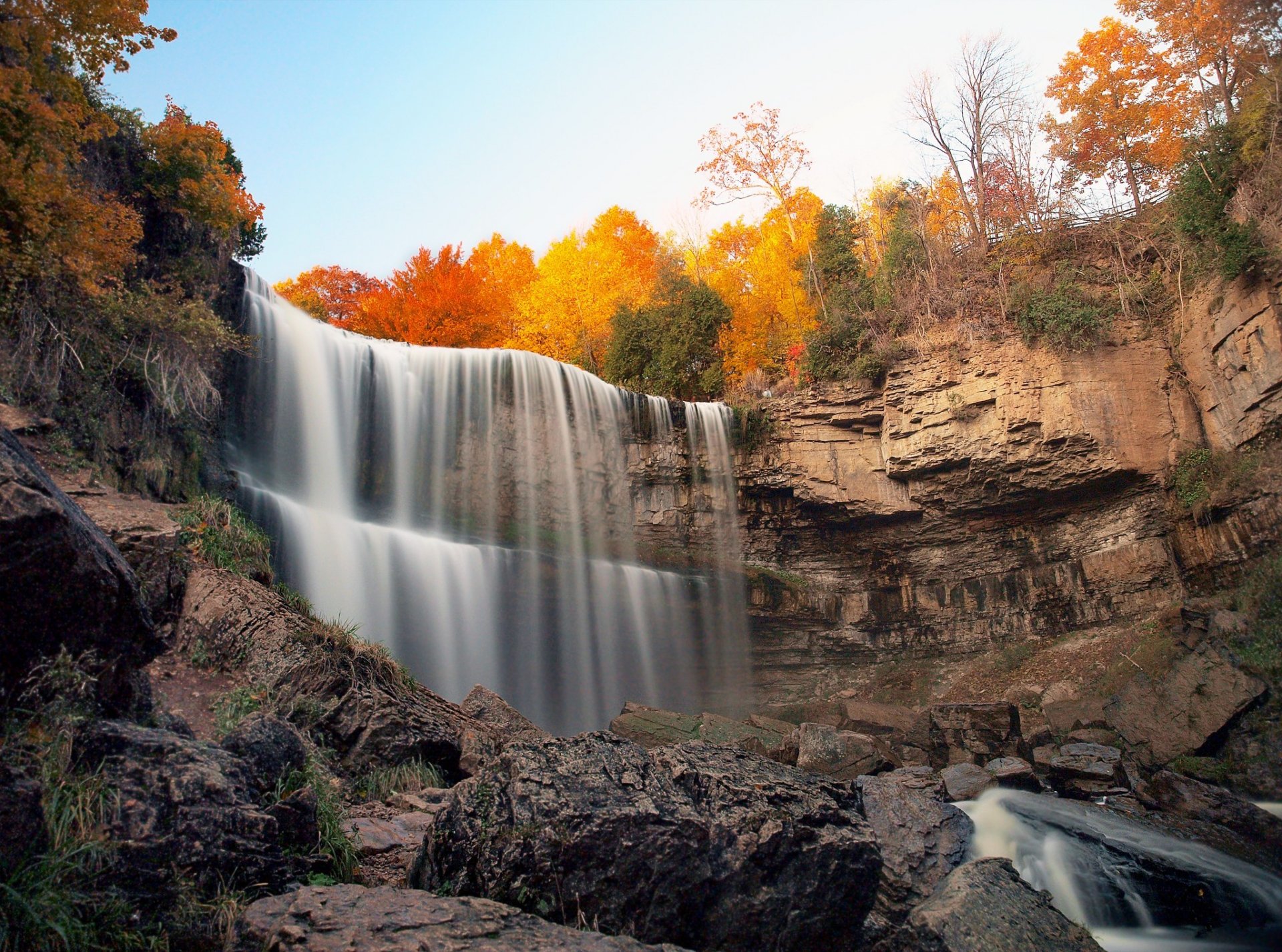 cielo bosque otoño árboles rocas piedras cascada corriente