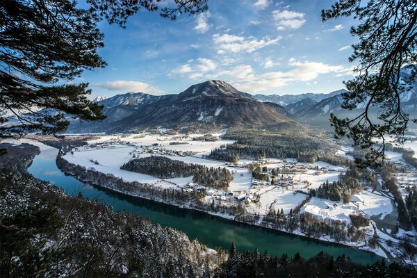 Río de invierno que fluye a lo largo de las montañas
