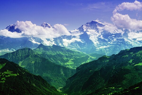 La naturaleza pinta montañas con nubes
