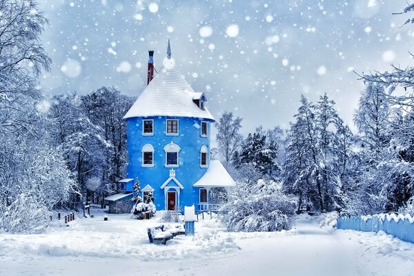 Castillo azul en el fondo del bosque de invierno
