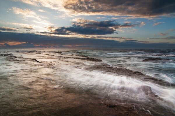 Las olas del mar golpean la costa