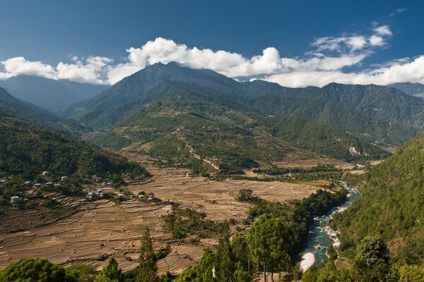 Campos y montañas . vista desde lejos