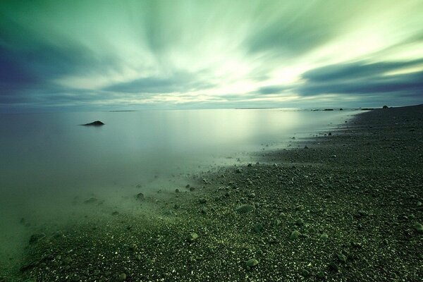 Verde cielo infinito sobre el lago