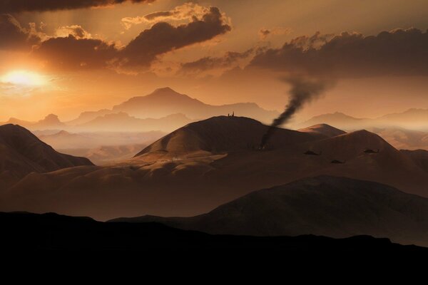 Puesta de sol en el desierto. En el fondo del huracán