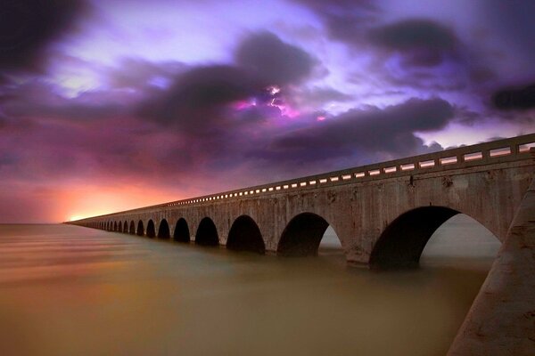 Puente sobre el río en el infinito
