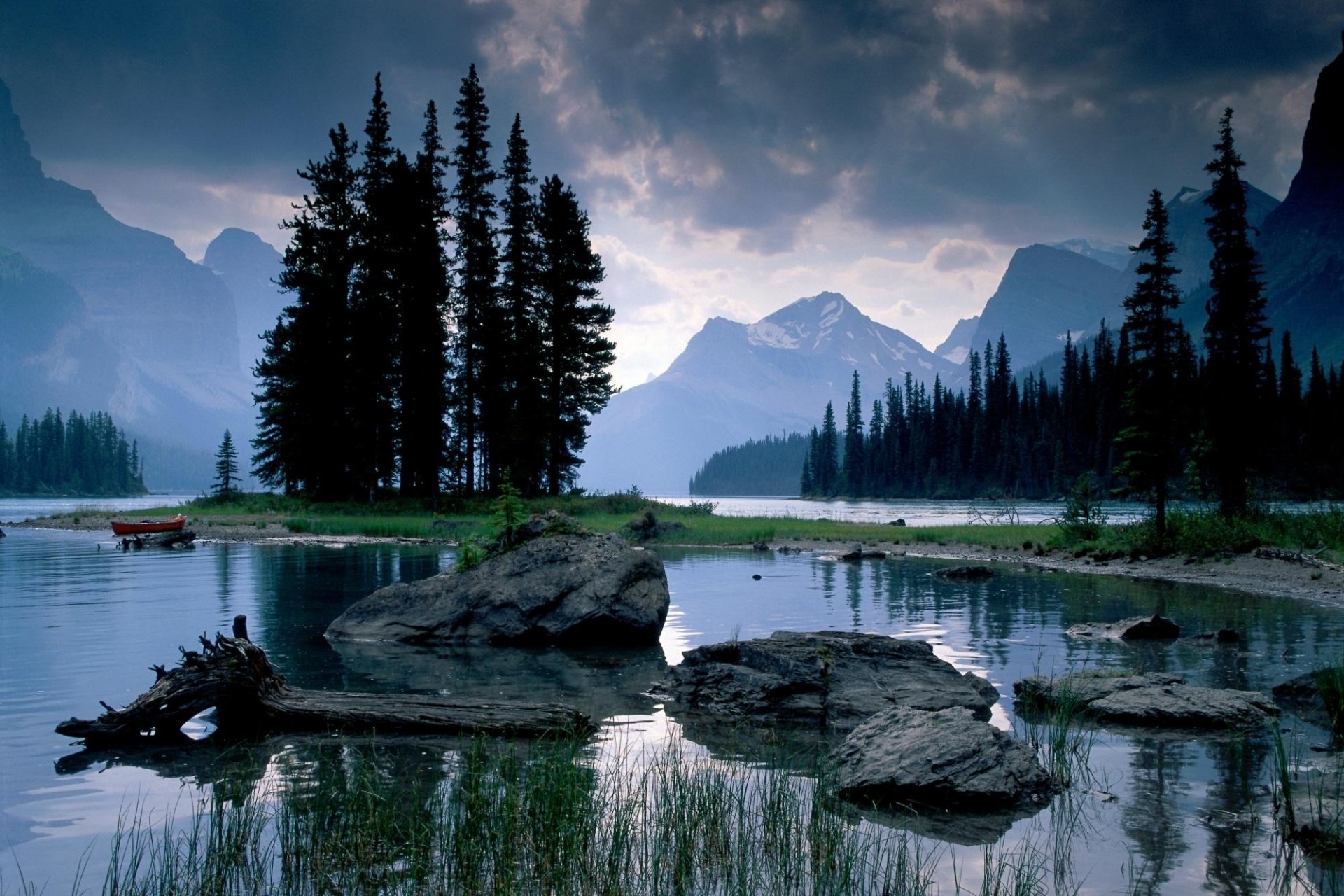 montañas piedras lago