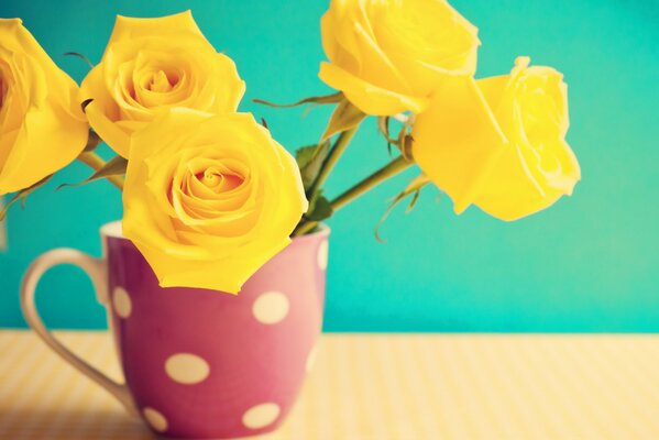 Rosas amarillas de pie en un jarrón