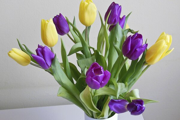 Tulipanes amarillos y Lilas en un jarrón