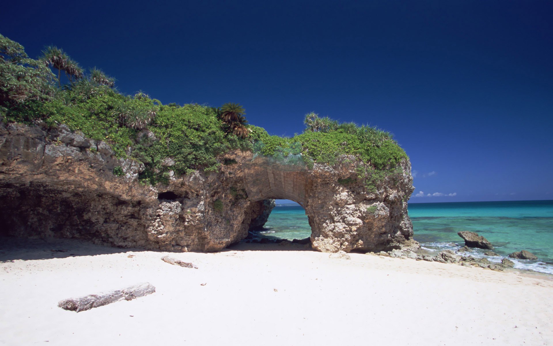 japón okinawa playa mar océano arena arco rocas piedras vegetación