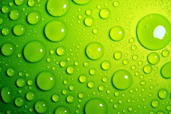 Manzana verde en gotas de agua