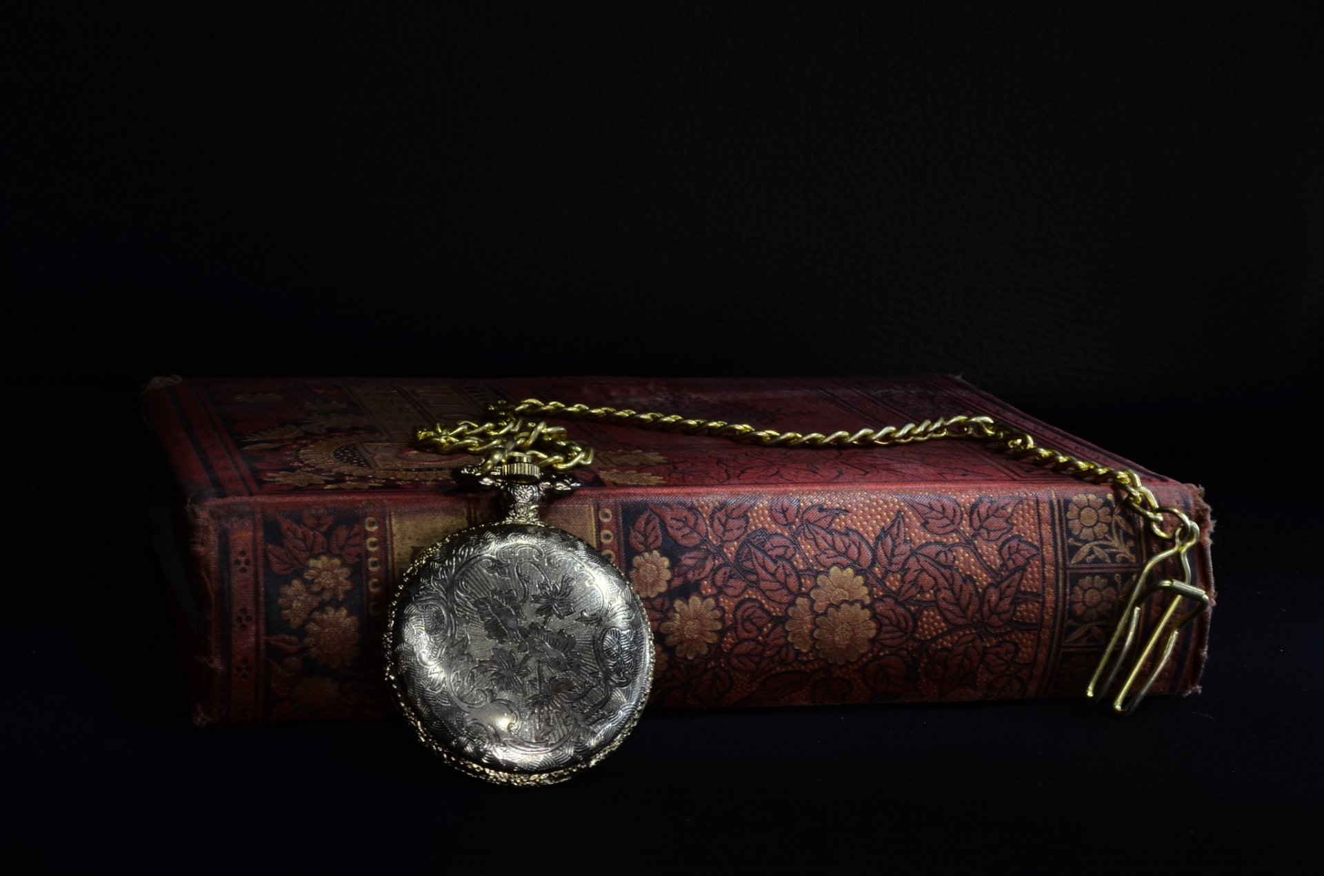 viejo libro bolsillo reloj cadena