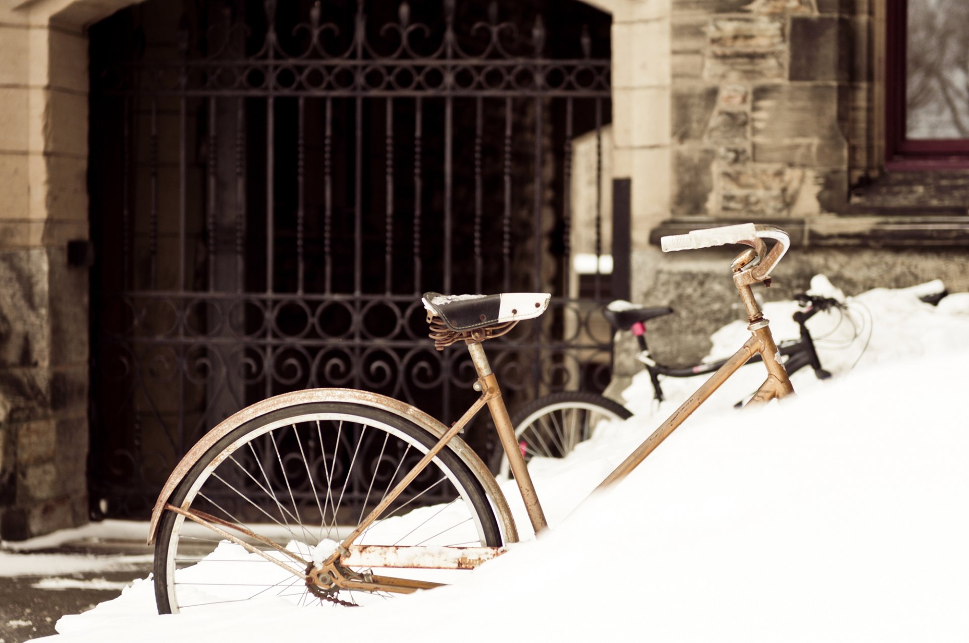 bicicleta nieve invierno ciudad puerta edificio