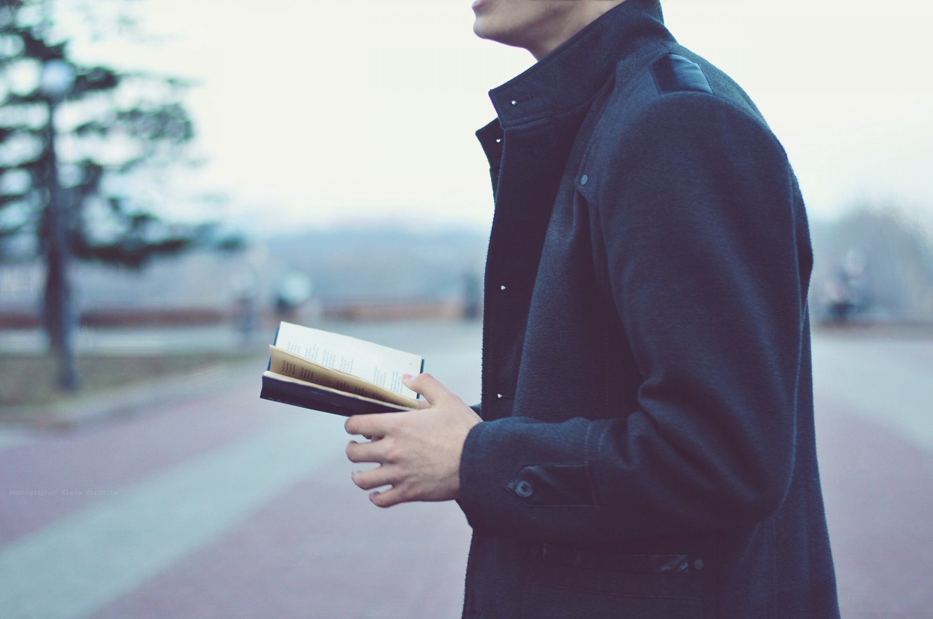 elena umrihina fotografía fotógrafo novio manos libro