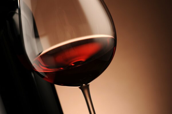 Una Copa de vino tinto con reflejo