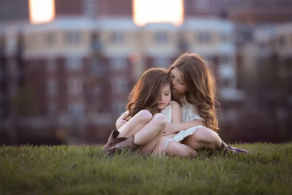 Chicas en la hierba en el parque en la ciudad
