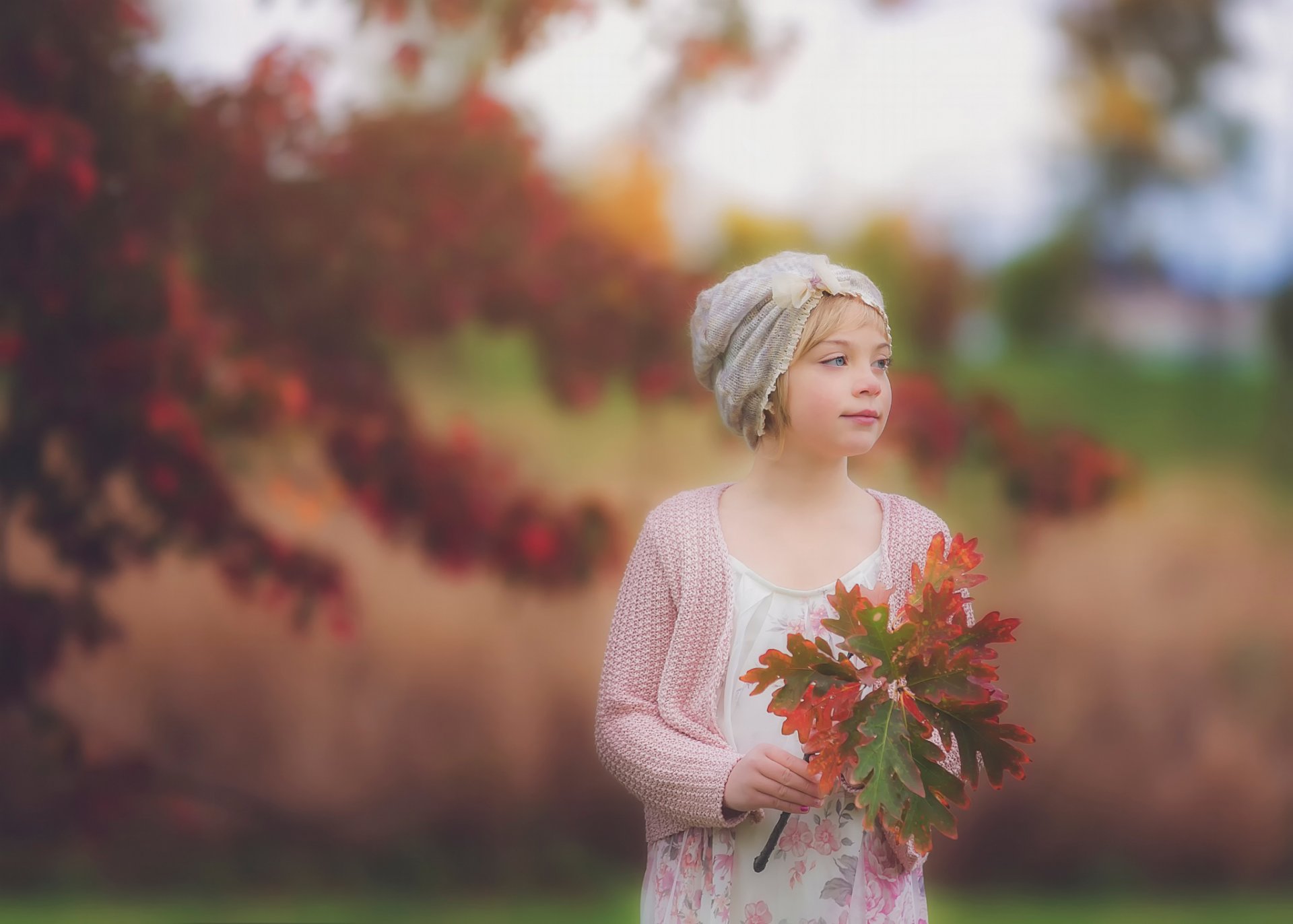 niña retrato de otoño hojas bokeh