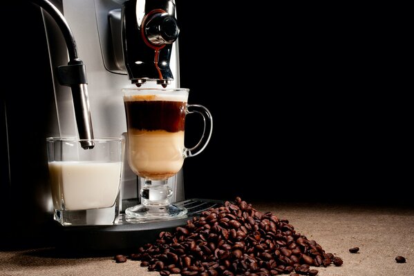 Café y leche en la Cafetera sobre un fondo negro