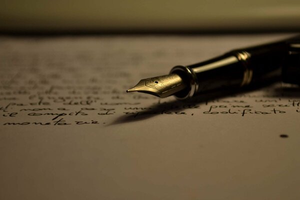 Hermosa pluma en una hoja con texto