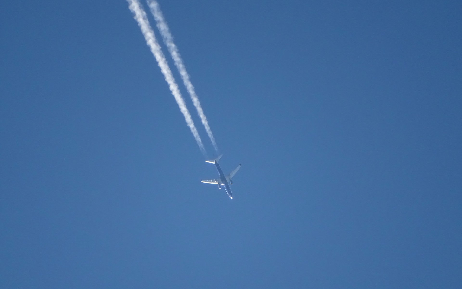 avión cielo minimalismo