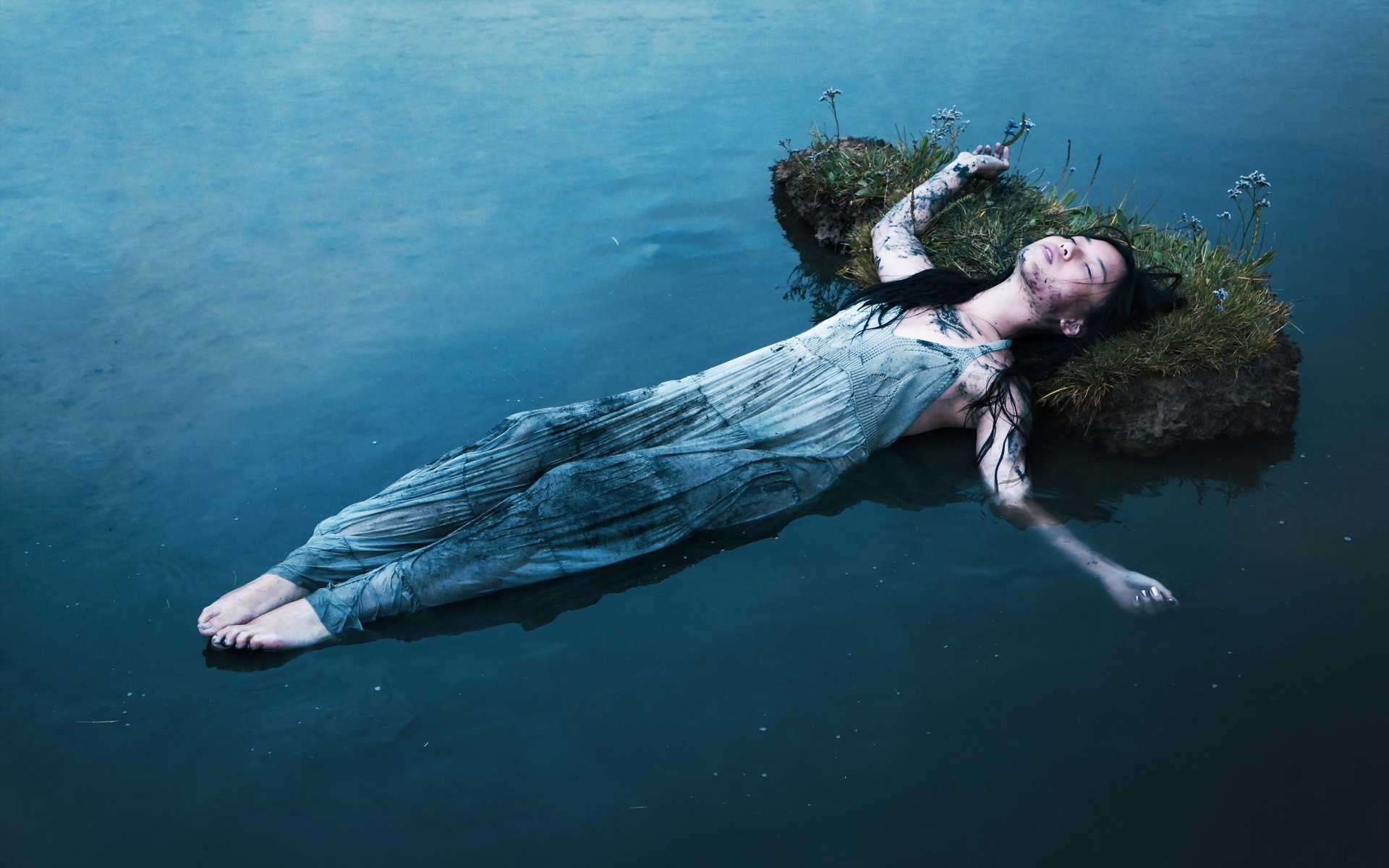 chica agua hierba flores vestido morena paz