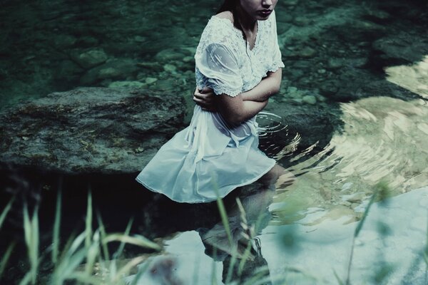 Sesión de fotos en aguas tranquilas, chica con vestido blanco
