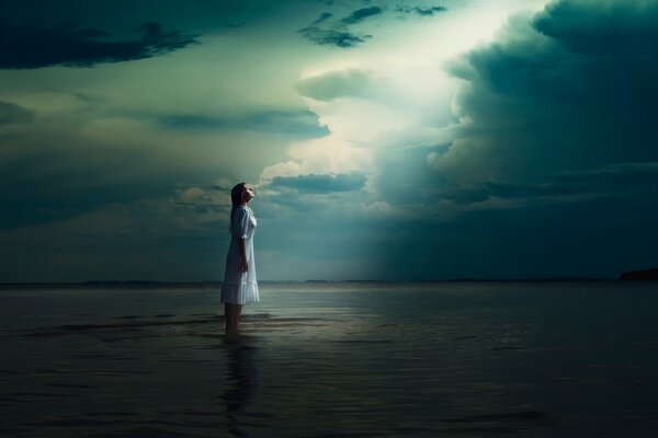 La mirada de una chica solitaria en el cielo