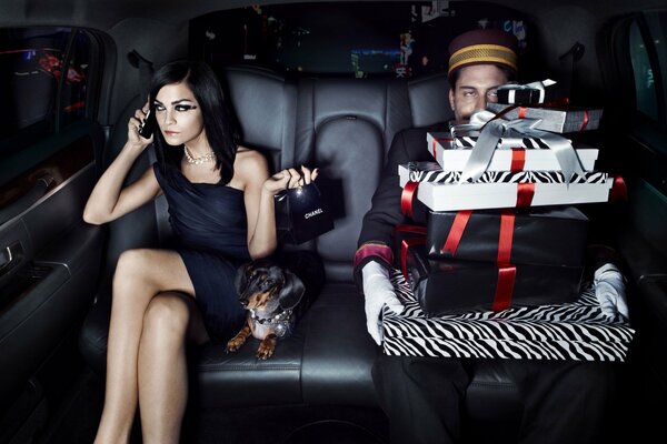 Chica y chico en coche con perrito