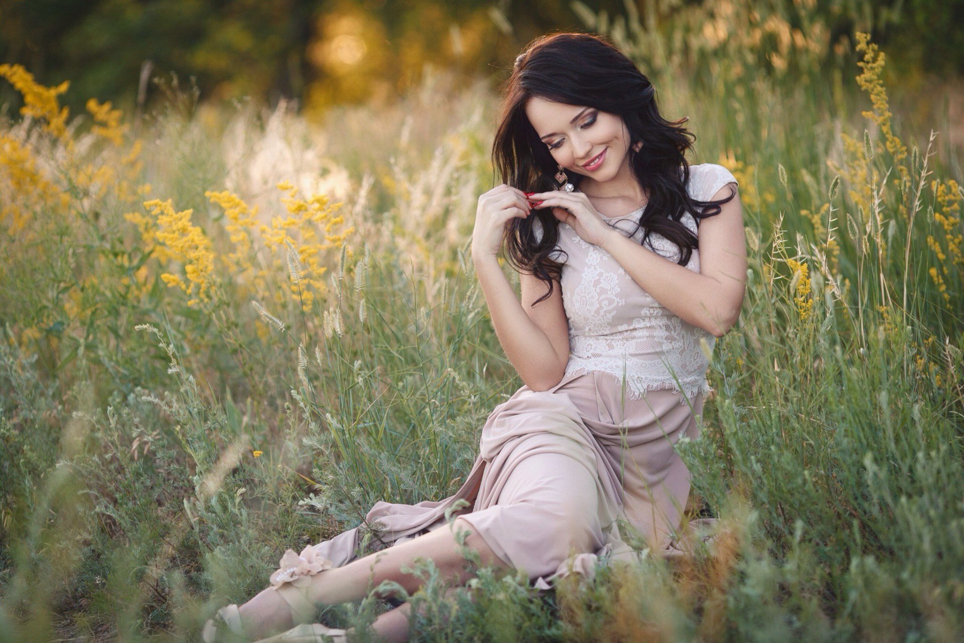 chica angelina petrova morena ucraniana estepa hierba hermosa belleza sandalias vestido pendientes anillo sonrisa dientes