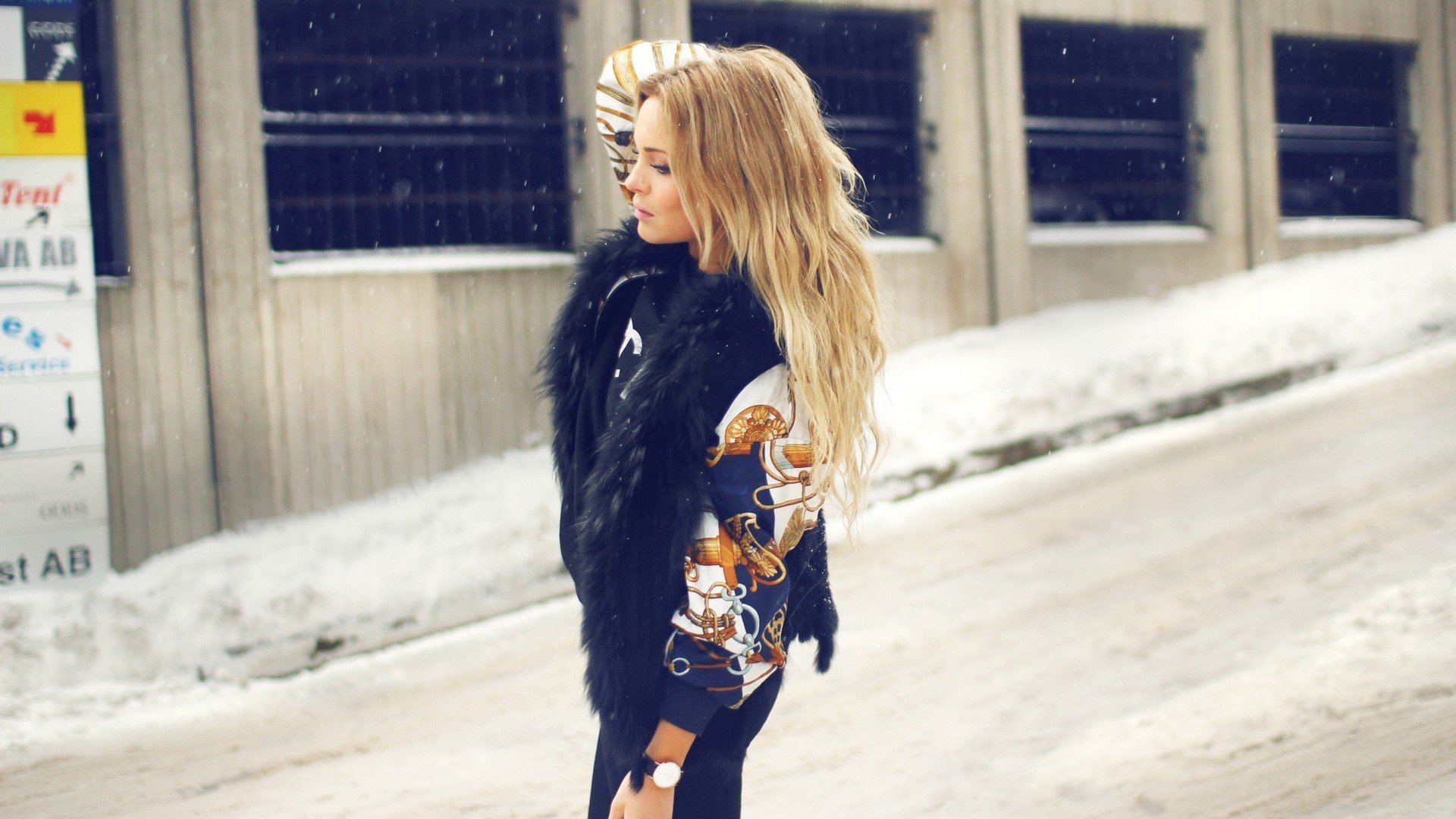 chica rubia reloj nieve