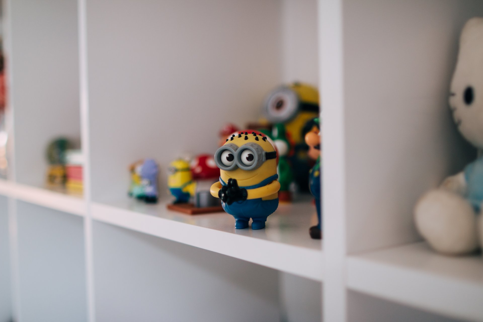 estante minion amarillo gafas ojos juguete