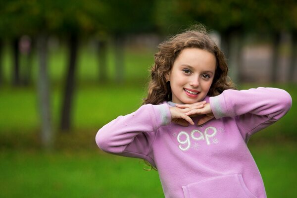 Retrato de una niña en un fondo verde