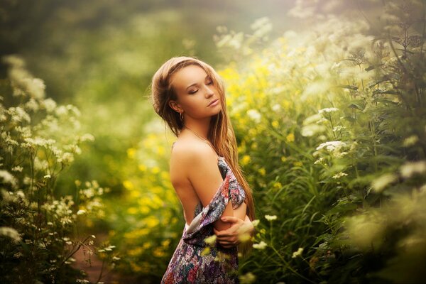 Chica al aire libre en verano
