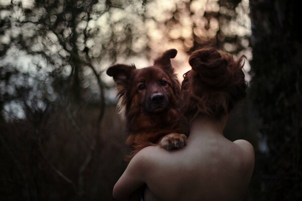 Chica con perro en el bosque