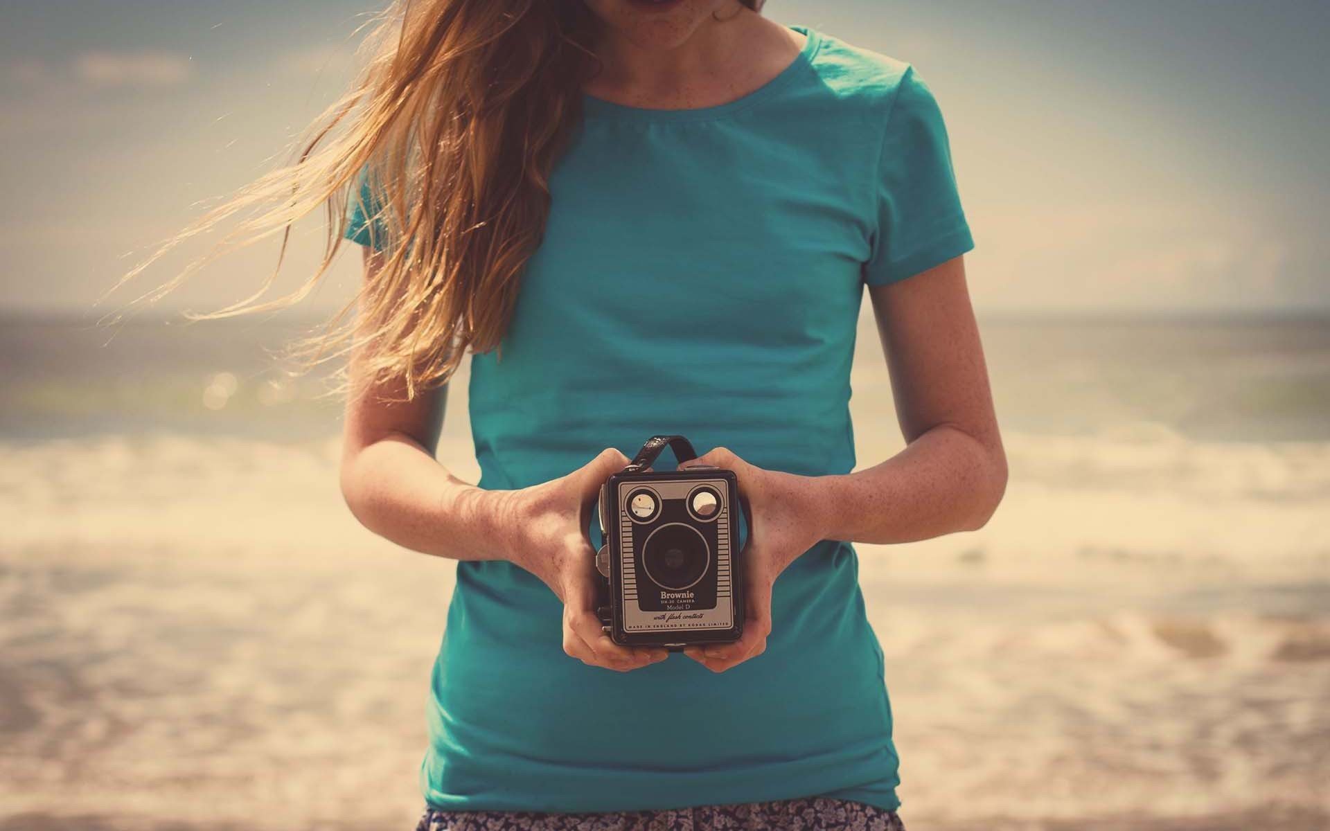 estados de ánimo chica pelo oscuro naturaleza playa arena manos cámara cámara fondo. fondos de escritorio fondos de pantalla