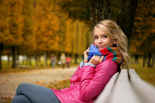 Chica en un banco con un estado de ánimo de otoño