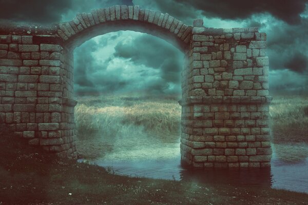 Arco sombrío en el fondo del río