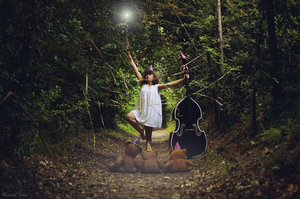 Chica con contrabajo en el bosque