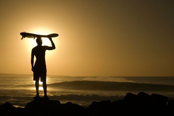 Patinaje nocturno en el océano cálido
