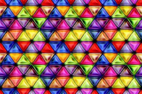 Triángulos de vidrio de colores de diferentes colores