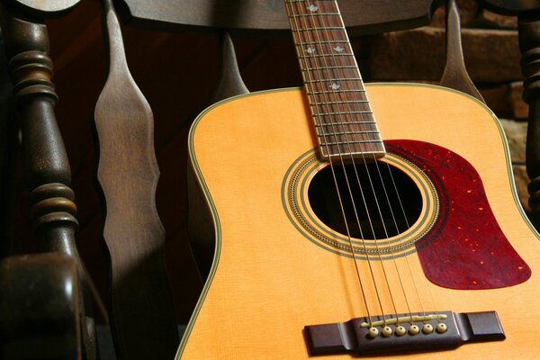 La guitarra descansa en una silla