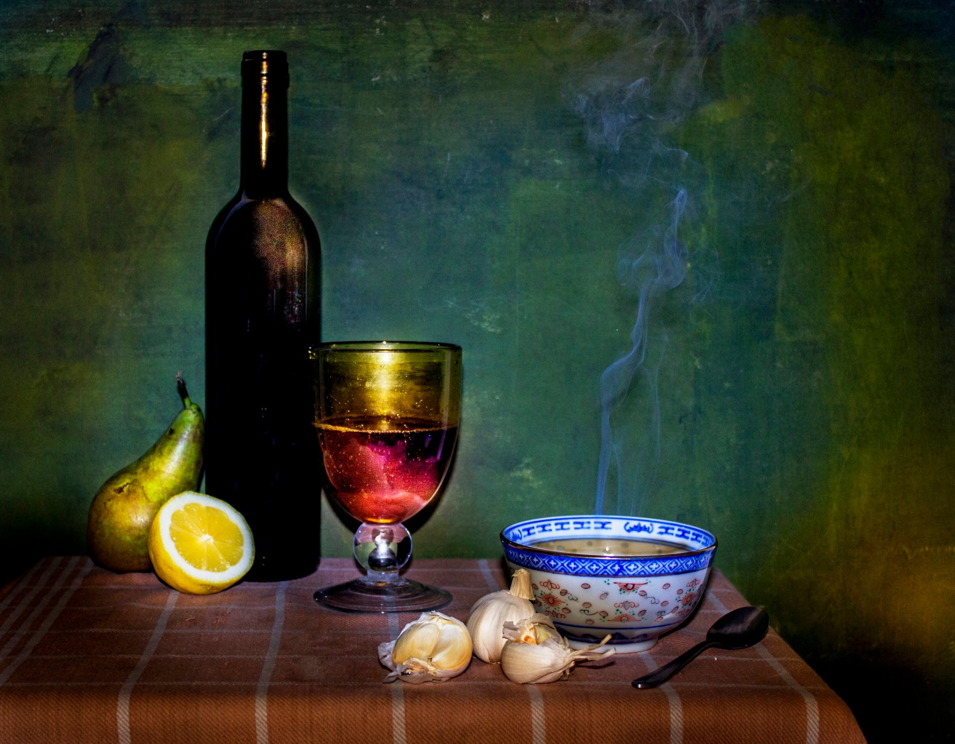 tazón de sopa botella plato mesa naturaleza muerta