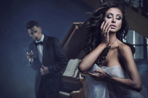 Mujer sexy y hombre de pie junto al piano
