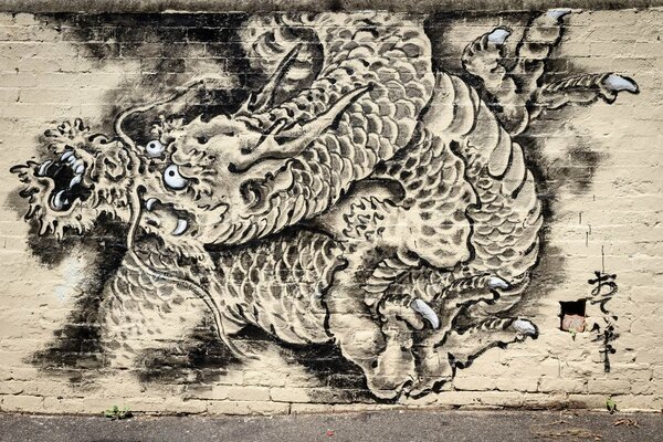 Graffiti dragón en una pared de luz