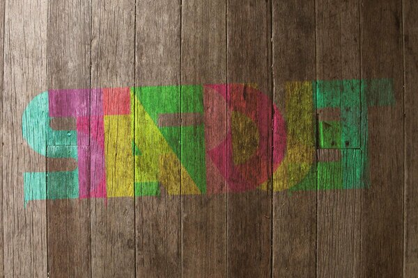 Letras de colores brillantes en la cerca