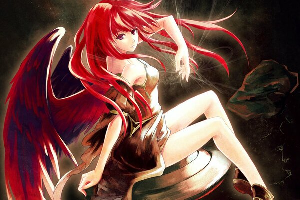Chica de rojo con el pelo largo y las alas