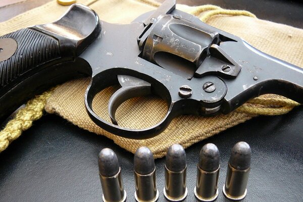 El arma no está cargada, los cartuchos están cerca