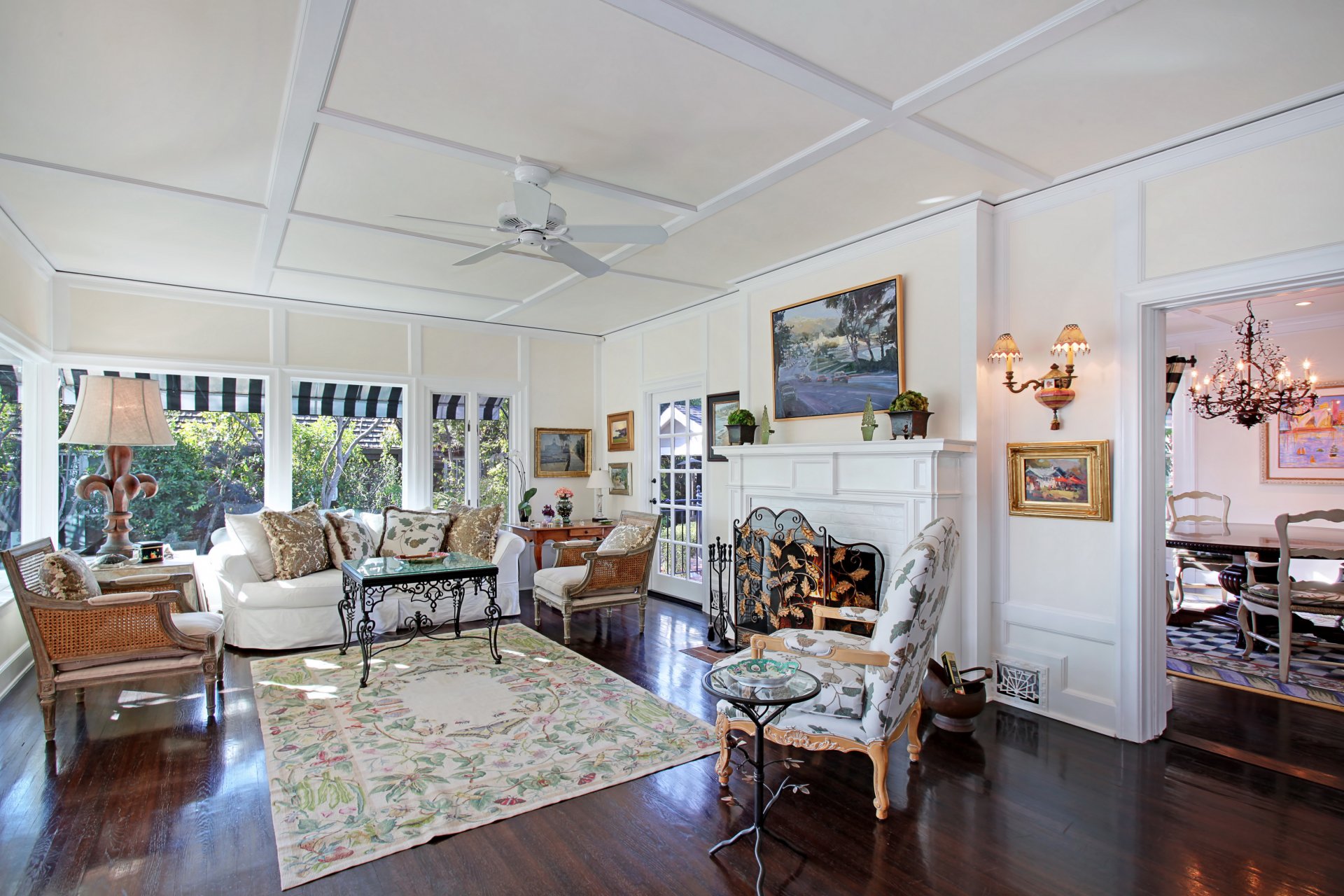 interior sala de estar diseño sofá sillón alfombra chimenea foto