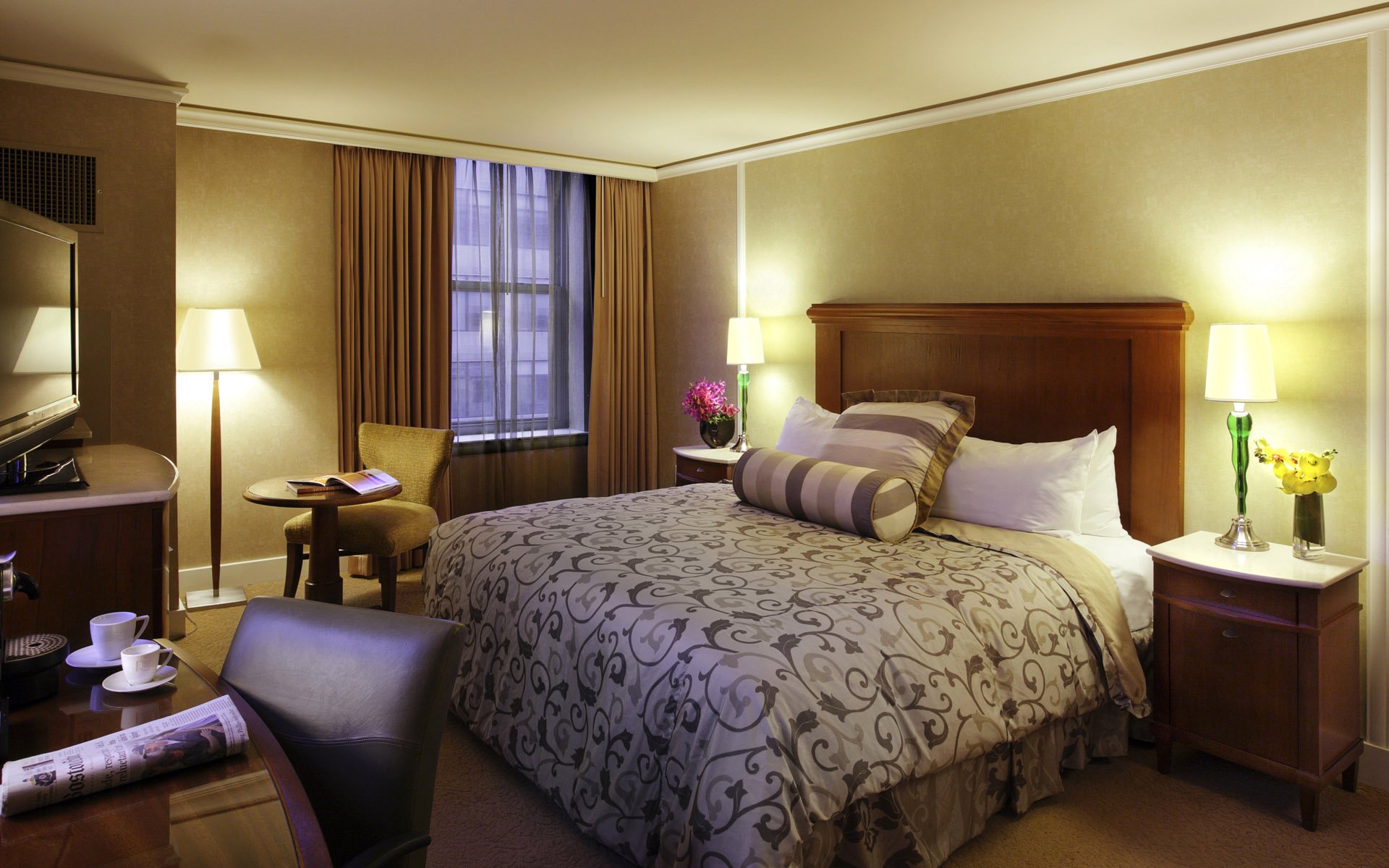 dormitorio cama almohada mesita de noche ventana lámpara flores